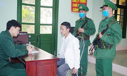 Nhận vận chuyển 20 bánh heroin với giá 15 triệu đồng Đối tượng Lý A Tùng khai nhận vận chuyển thuê 20 bánh heroin với giá 15 triệu đồng.