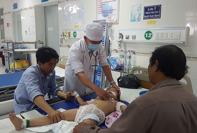 Nghi án cha bỏ thuốc đầu độc 3 đứa con rồi tự tử Bệnh viện Nhi đồng TP. Cần Thơ tiếp nhận điều trị cho 3 bệnh nhi bị ngộ độc Ảnh: Nhật Huy.