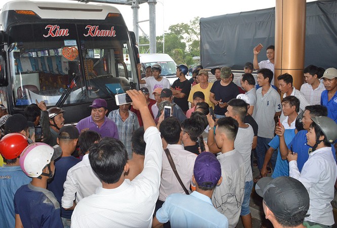 Nghi vấn công an xã đánh tài xế rồi trốn vào trạm BOT Sóc Trăng Tài xế (áo tím) tố bị người lạ đánh.