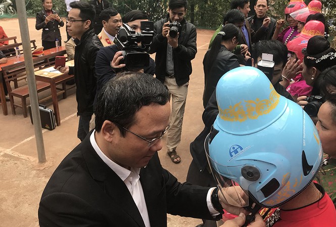Tặng 1.000 mũ bảo hiểm tằng cẩu cho phụ nữ dân tộc Thái Ông Khuất Việt Hùng, Phó Chủ tịch Uỷ ban ATGT quốc gia trao tặng mũ bảo hiểm cho phụ nữ dân tộc Thái.