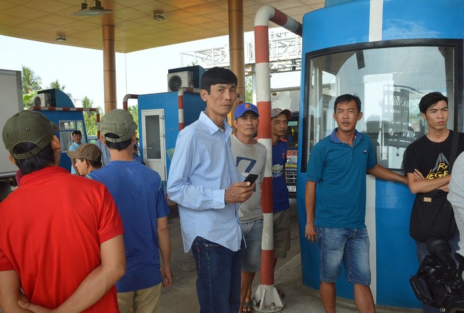 Trạm thu phí BOT Sóc Trăng lại 'dậy sóng' lúc sáng sớm Trạm thu phí BOT Sóc Trăng lại 'dậy sóng' lúc sáng sớm