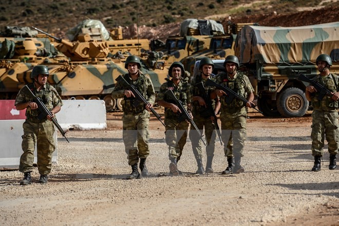 Pháo kích Afrin, Thổ Nhĩ Kỳ ồ ạt đổ quân đặc nhiệm vào biên giới Syria Binh sỹ Thổ Nhĩ Kỳ triển khai tại Reyhanli, tỉnh Hatay, gần khu vực biên giới với Syria. (Nguồn: AFP/TTXVN)