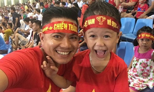 Tổng giám đốc cho nhân viên nghỉ việc cổ vũ U23 Việt Nam Anh Nguyễn Thành Chung và con trai cổ vũ Việt Nam trong một lần đội tuyển thi đấu trên sân Mỹ Đình năm 2017. Ảnh: NVCC.