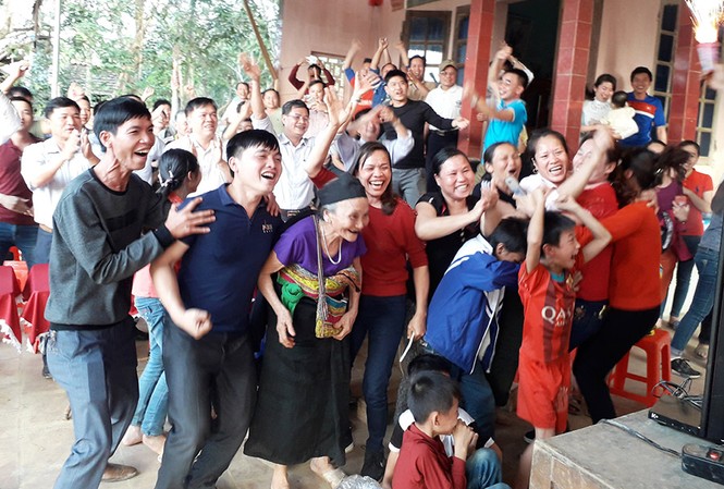 Gia đình Bùi Tiến Dũng mổ trâu khao dân làng ở trận chung kết Niềm hạnh phúc của bà nội Phạm Thị Giáp và người dân làng Bào khi Bùi Tiến Dũng đẩy được quả đá luân lưu.