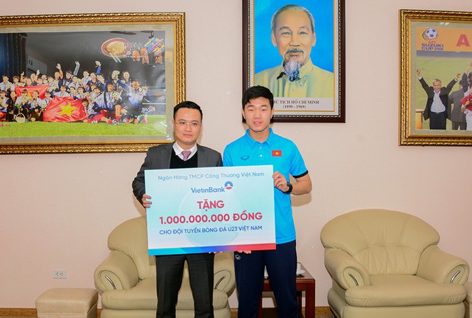 VietinBank trao tặng U23 Việt Nam 1 tỷ đồng Ông Nguyễn Đình Vinh trao tặng 1 tỷ đồng cho Đội tuyển bóng đá nam U23 Việt Nam.