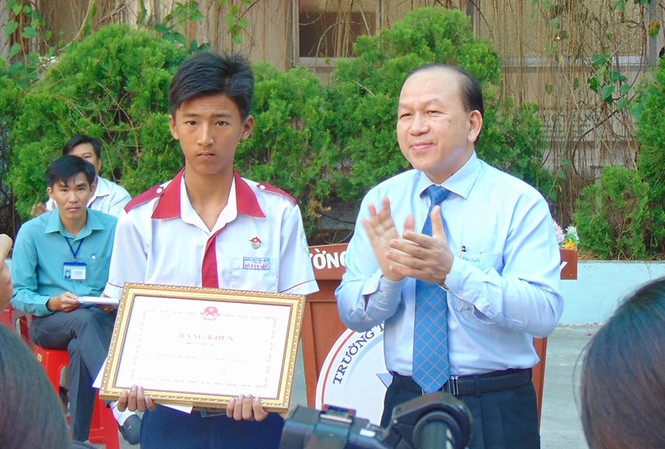 Bộ GD&ĐT trao bằng khen cho học sinh nhặt được tiền Ông Hà Hữu Phước trao bằng khen cho em Đỗ Văn Bằng.