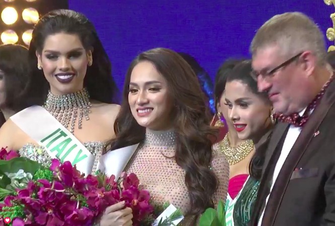 Dũng cảm hát live, Hương Giang Idol giành giải 'Hoa hậu tài năng' Hương Giang Idol rạng rỡ khi giành giải quán quân.