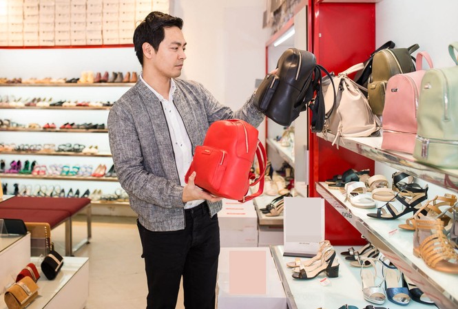 Phan Anh, Quyền Linh bí mật mua quà tặng vợ nhân ngày 8/3 MC Phan Anh chọn túi xách tặng vợ dịp 8/3.
