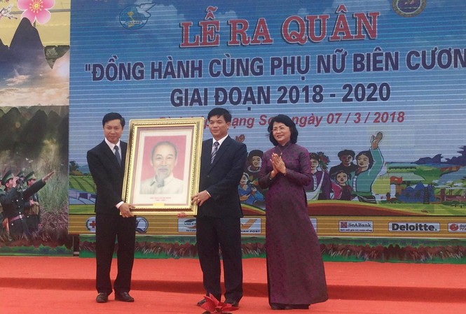 Lạng Sơn: Lễ ra quân 'Đồng hành cùng phụ nữ biên cương' Phó Chủ tịch nước Đặng Thị Ngọc Thịnh tặng bức ảnh chân dung Chủ tịch Hồ Chí Minh cho Đảng bộ, chính quyền các dân tộc huyện biên giới Đình Lập, Lạng sơn Ảnh: Duy Chiến
