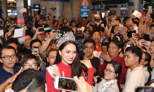 Về nước, Hoa hậu Hương Giang vỡ oà trong vòng tay fan Việt Hương Giang trong vòng vây fans hâm mộ tại sân bay Tân Sơn Nhất.