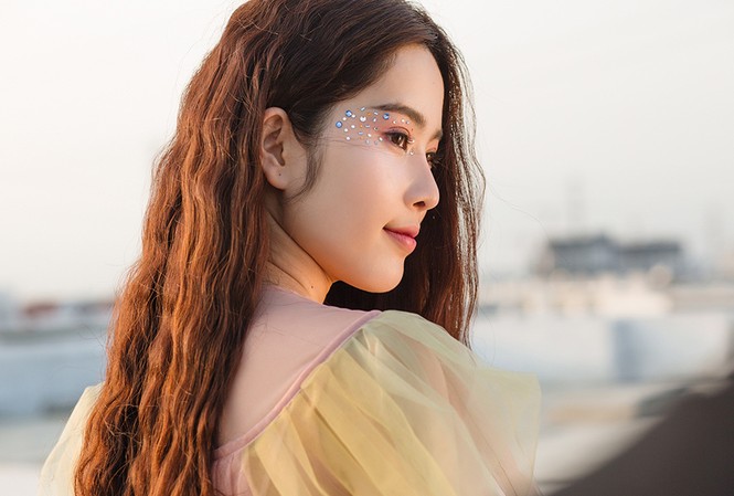 Nam Em dừng đăng tải MV mới giữa lùm xùm với Trường Giang Hình ảnh của Nam Em trong MV 'Cùng anh đi xa'.