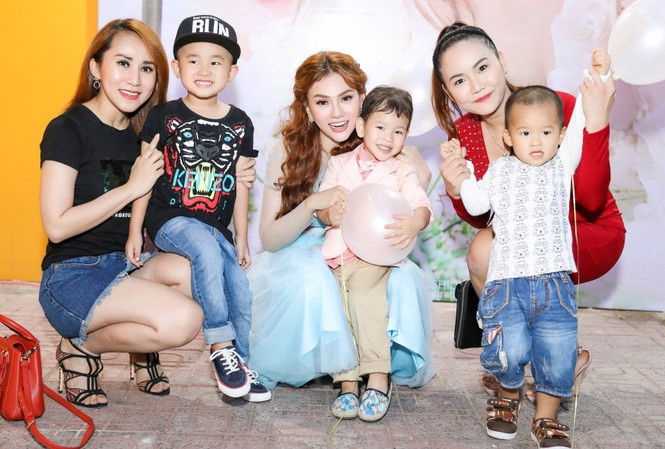 Ngỡ ngàng nhan sắc hiện tại của nhóm Mây Trắng đình đám một thời Ngỡ ngàng nhan sắc hiện tại của nhóm Mây Trắng đình đám một thời