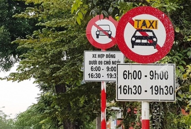 Hà Nội bác đề xuất gỡ biển cấm taxi trên 11 tuyến phố Hà Nội không đồng ý đề xuất của Hiệp hội taxi về việc đề xuất gỡ bỏ biển cấm taxi ở 11 tuyến phố.