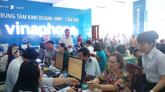 Bổ sung thông tin: Thuê bao so găng nhà mạng Nhiều người dùng sợ bị khóa thuê bao nên dù phải ngồi chờ đợi vẫn cố gắng hoàn thành thủ tục. Ảnh: Hải Dương.