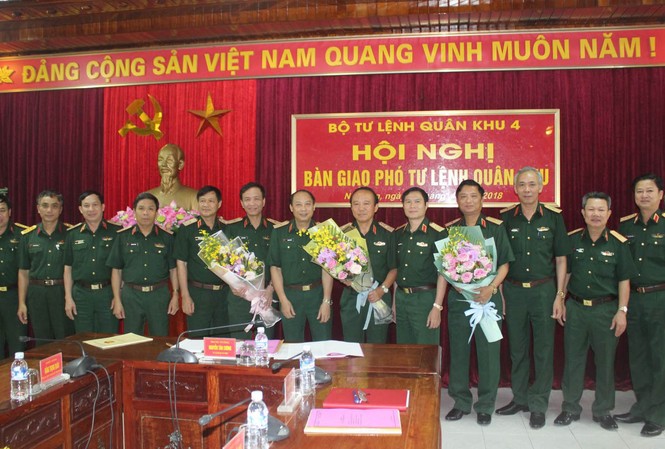 Triển khai quyết định nhân sự của Bộ Quốc phòng Thủ trưởng Bộ tư lệnh Quân khu 4 và các cơ quan Quân khu chúc mừng các Phó Tư lệnh. Ảnh báo Quân khu 4.