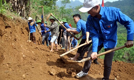Tuổi trẻ Yên Bái ra quân làm đường dưới nắng lửa Tây Bắc Tuổi trẻ Yên Bái ra quân làm đường dưới nắng lửa Tây Bắc.