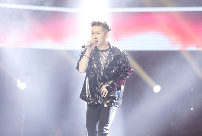 Sau 5 năm, học trò Hồ Hoài Anh gây “náo loạn” The Voice với hit 'Ghen' Anh chàng Hoàng Dương - cậu học trò hotboy của Hồ Hoài Anh - Lưu Hương Giang tại The Voice Kids 2013 gây náo loạn tập 2 vòng Giấu mặt của The Voice 2018 với siêu hit 'Ghen'.