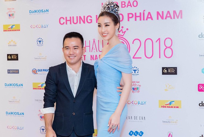NTK Lê Thanh Hoà: Chất lượng các bạn thí sinh chung khảo khá đồng đều Nhà thiết kế Lê Thanh Hoà và Hoa hậu Mỹ Linh trong thiết kế của anh.