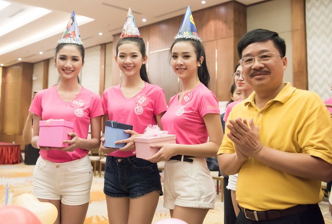 BTC Hoa hậu Việt Nam bí mật tổ chức sinh nhật khiến 3 thí sinh vỡ òa Nhà báo Vũ Tiến - Phó trưởng BTC HHVN 2018 và ba thí sinh có ngày sinh nhật trong tháng 6.