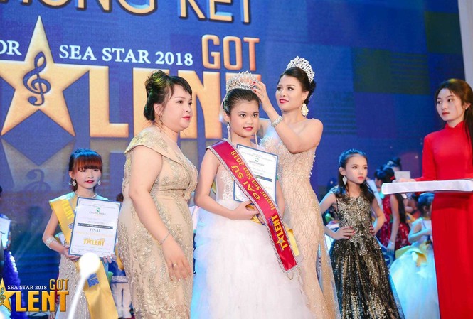 Mẫu nhí Việt cao 1m56 dự thi ‘Hoàng tử & Công chúa Quốc tế 2018’ Nguyễn Ngọc Trang Anh đăng quang danh hiệu Đại sứ ‘Junior Miss Sea Star 2018’.