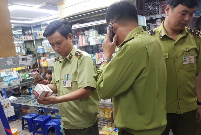 Quản lý thị trường mỹ phẩm: Chưa kiểm tra đã có điện thoại 'hỏi thăm'! Lực lượng QLTT HN kiểm tra mặt hàng mỹ phẩm tại cơ sở kinh doanh tại Hàng Đường.