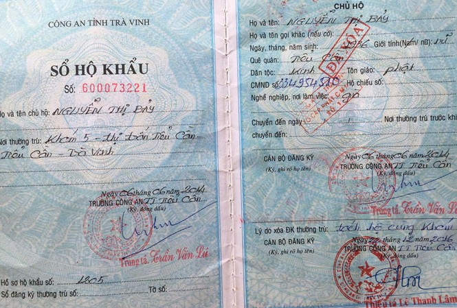 Cách chức trưởng công an thị trấn vì cấp hộ khẩu trái pháp luật Bà Bảy bị xoá tên ra khỏi sổ hộ khẩu.