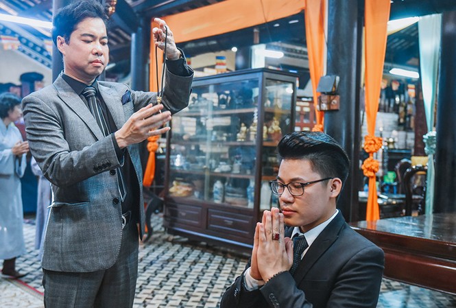 Quán quân Thần tượng Bolero nói về lý do nhận Ngọc Sơn làm cha nuôi Ngọc Sơn làm lễ nhận Duy Cường làm con nuôi tại chùa Giác Lâm.