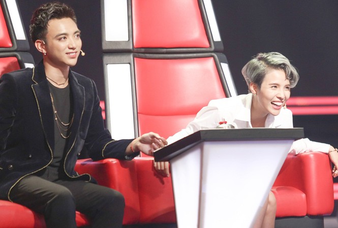 The Voice Kids 2018 xuất hiện dàn 'thiên thần nhí' làm 6 HLV náo loạn Các huấn luyện viên náo loạn trước sự xuất hiện của dàn 'thiên thần nhí' trong tập 1.