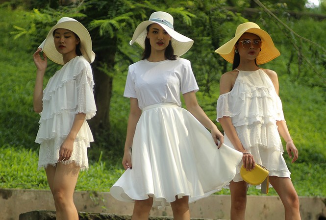 Mẫu Xuân hè 2019 mới nhất trình diễn ở Núi Nùng BST của Cao Minh Tiến.