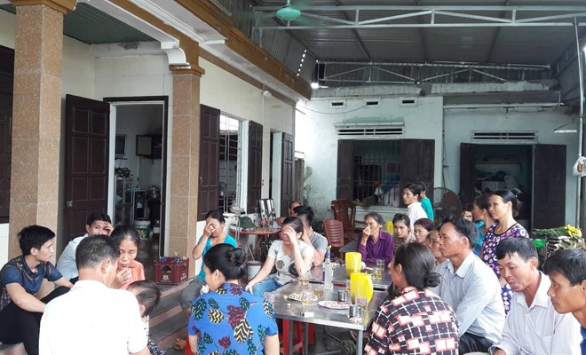 Chuyến du lịch kỷ niệm ngày cưới trở thành đại tang Người dân đến chia sẻ với gia đình ông Nhã, bà Kiều. Ảnh: Phạm Hòa.