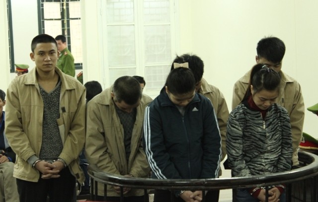 Gã trai mù chữ lập mưu bán em gái người yêu Nhóm buôn người trước vành móng ngựa. Ảnh: Bắc Hà