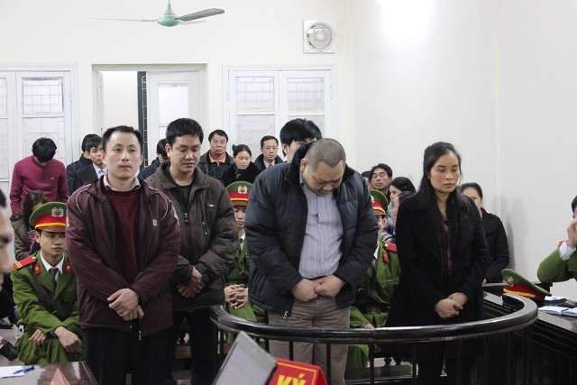 Lừa trăm tỷ, nữ giám đốc lĩnh án chung thân Bà Trần Hồng Việt cùng các đồng phạm trước tòa.