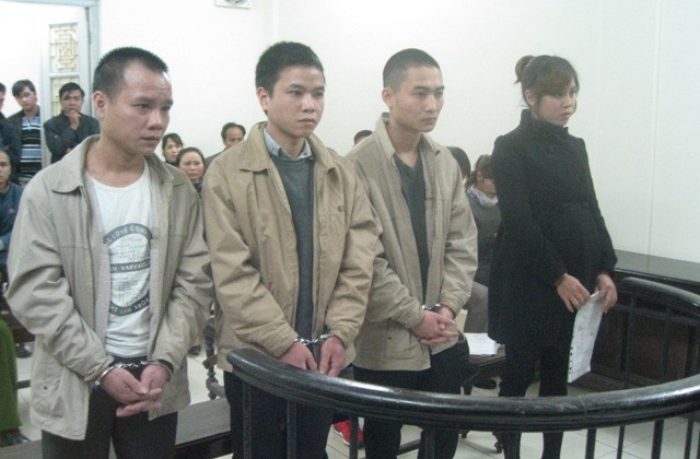 Rủ anh em ruột đập két công ty cũ, trộm nửa tỷ đồng Các bị cáo trong phiên xử hôm nay.