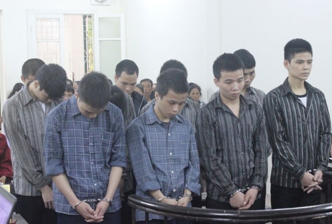 Dễ dãi kết bạn, thiếu nữ liên tục bị trai làng hiếp dâm Các bị cáo tại tòa.