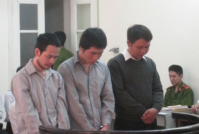 Giao dịch viên 'nướng' 10 tỷ của ngân hàng vào lô đề Các bị cáo tại phiên tòa.