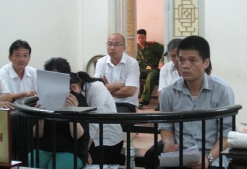 Giả mạo hồ sơ trăm tỷ, Tổng giám đốc 'bóc lịch' 20 năm Đào Hữu Tình (ngoài cùng, bên phải) tại phiên tòa. Ảnh: An ninh Thủ đô