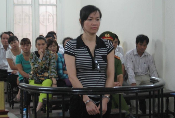 Nữ TGĐ hầu tòa vì bán tài sản công ty đang thế chấp Bị cáo Nguyễn Hồng Anh tại tòa.