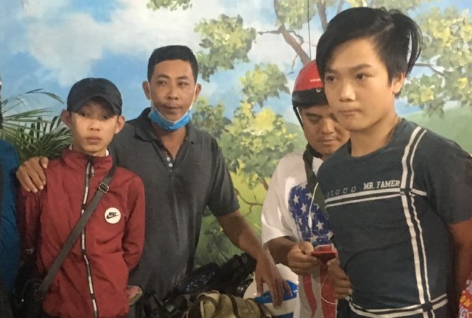 Chủ hớ hênh, người làm công trộm nhiều tài sản có giá trị Long và Thân (ngoài cùng) lúc bị bắt