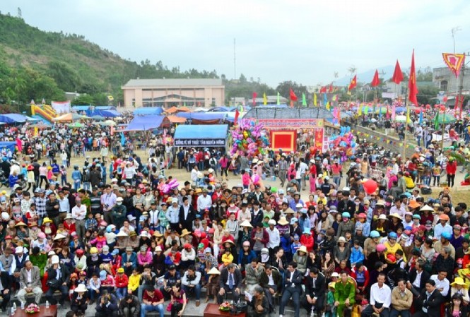 Bình Định: Hàng ngàn người dân trẩy hội Chợ Gò cầu may Bình Định: Hàng ngàn người dân trẩy hội Chợ Gò cầu may
