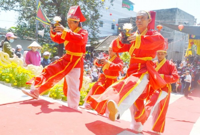 Chen chân dự lễ 'bà chúa' đỡ đẻ được vua Tự Đức sắc phong Chen chân dự lễ 'bà chúa' đỡ đẻ được vua Tự Đức sắc phong