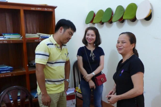 Khen ngợi người phụ nữ trả lại 300 triệu đồng nhặt được của khách Khen ngợi người phụ nữ trả lại 300 triệu đồng nhặt được của khách
