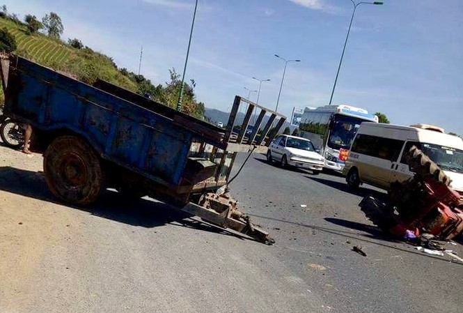 Máy cày 'lạc' vào đường cao tốc, tài xế bị thương nặng Hiện trường vụ tai nạn