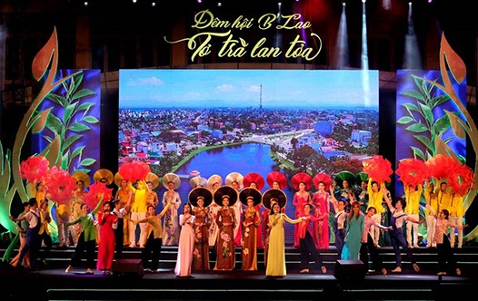 Tôn vinh tơ lụa Việt tại 'thủ phủ' tơ tằm Bảo Lộc Tôn vinh tơ lụa Việt tại 'thủ phủ' tơ tằm Bảo Lộc