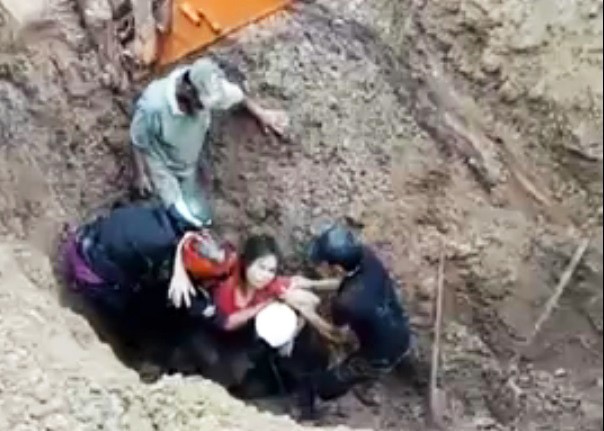 Đôi vợ chồng thoát chết thần kỳ sau gần 30 phút bị vùi trong đất đá Cứu được nạn nhân đầu tiên