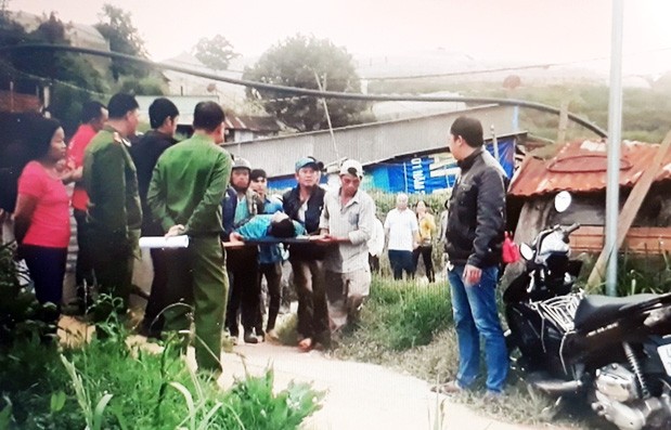 3 người thương vong khi sử dụng điện lưới bắt cá Đưa nạn nhân lên bờ