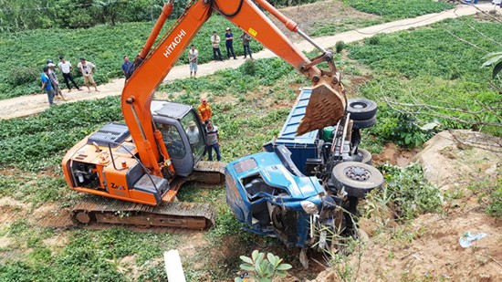 Xe tải lao xuống thung lũng sâu 30m, tài xế bị thương nặng Cứu hộ chiếc xe tải bị nạn