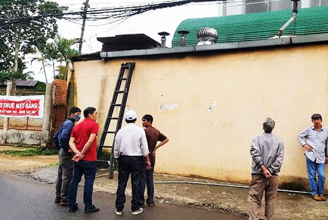 Thông ống khói, người đàn ông bị điện giật phát cháy trên mái nhà Nơi xảy ra vụ tai nạn