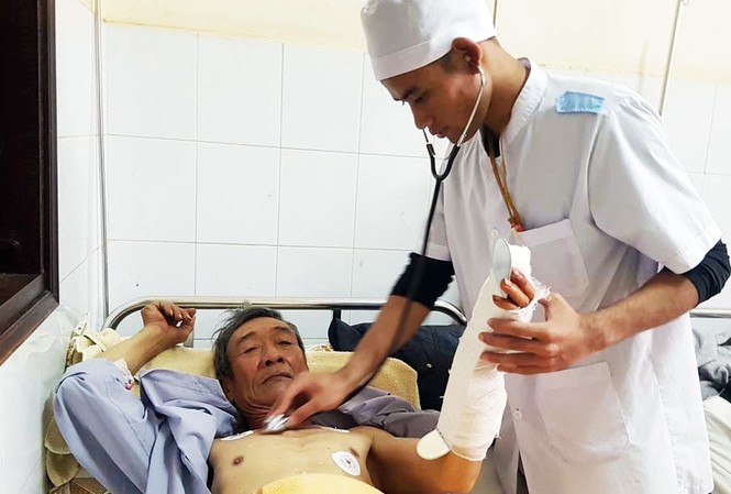 Bắt 3 nghi can chém người cướp xe giữa ban ngày Ông Tích đang được điều trị tại Bệnh viện.