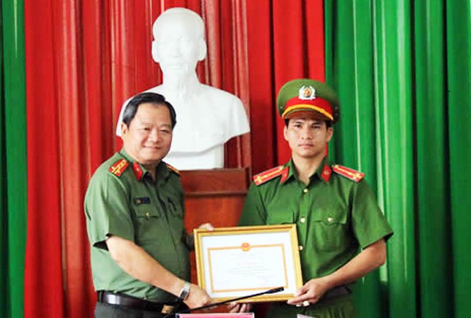 Trao bằng khen cho Thượng úy Nguyễn Văn Đức (phải ảnh).