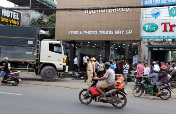 Xe tải tông ô tô, xe máy rồi lao vào showroom ô tô hiện trường vụ tai nạn